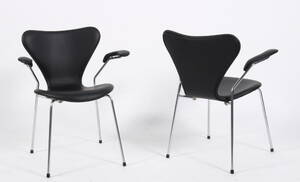 Arne Jacobsen. Par armstole Syveren, model 3207 i sort læder 2