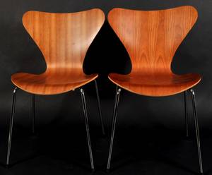 Arne Jacobsen. Ett par 7an stolar i körsbärsfaner 2