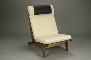 Hans J. Wegner for Getama. Højrygget lænestol model GE 375, røget eg.