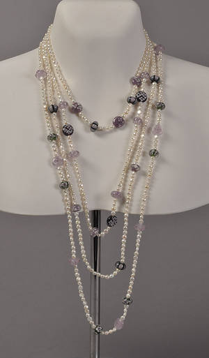 Charlotte Borgen, 4 radet collier med ferskvands kulturperler og glasbeads