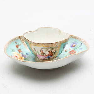 KOPP MED FAT, porslin, möjligen Meissen, Augustus Rex-signatur och meissenliknande märkning, 1800-tal.