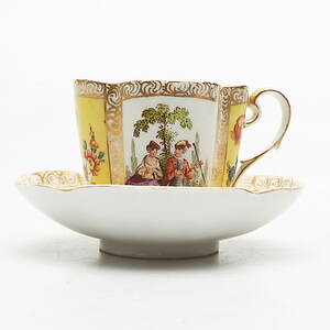 KOPP MED FAT, porslin, Augustus Rex-signatur och Meissenliknande märkning, 1800-tal.
