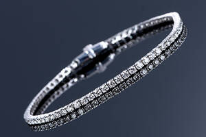 Klassisk brillant-tennisarmbånd af 18 kt. hvidguld, i alt ca. 2.00 ct