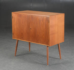 Hans J. Wegner. Skænk af teak.