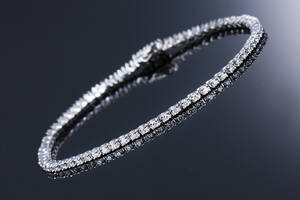 Klassisk smalt brillant-tennisarmbånd af 18 kt. hvidguld, i alt 1.00 ct