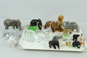 BRICKA med elefanter i olika material, 26 st, bl.a. glas och sten