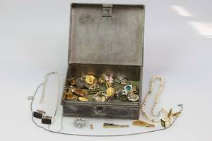 Kassaskrin med smycken och bijouterier, bl.a. slipsnål, silver, samt örhänge, guld, 18 k