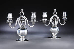 Georg Jensen. Et par to-armede kandelabre af hammerslået sterlingsølv, dessin nr. 324. Udført i perioden 1925-1932.2