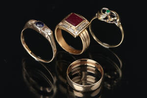 Bræmer-Jensen m.fl. Fire vintage ringe af 14 og 18 kt guld med syntetisk rubin og smaragd, ca. 0.12 ct. 3