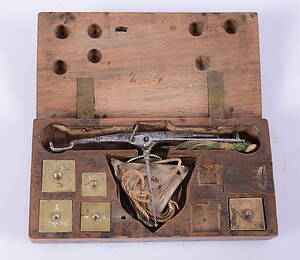 GULDVÅG MED MÄSSINGSVIKTER, 1800-TAL.