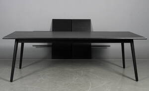 Poul M. Volther. Spisebord af eg med to tillægsplader, model C35C. 3