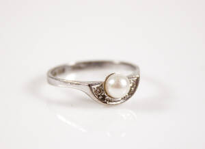 Ring med pärla och små diamanter, 18K, Alton, Falköping, 1980