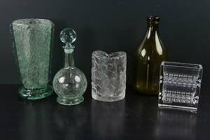 BRICKA med bl.a. vas, Skruf, vas samt karaff, Stockholms glasbruk