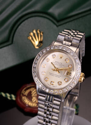 Rolex Oyster Perpetual Lady Datejust i 14 kt guld og stål med diamantskive og safirlynette, ca. 0.12 og 1.10 ct.