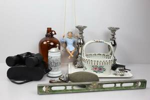PARTI med bl.a. figurin, stop, kikare, bordständare
