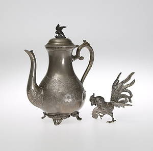 KANNA, Nysilver, England, Dekor av fågel på kannans lock Tupp, figur i metall, 1800-tal.