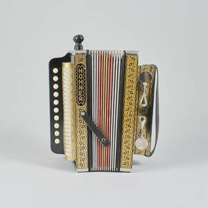 Dragspel, Hohner. Djup 23 cm