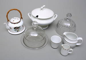 KERAMIKFÖREMÅL, 5 st OSTKUPOR, glas, 2 st.