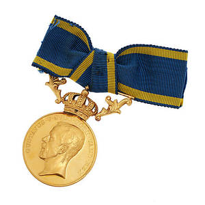 GULDMEDALJ, 23k i mynt, 18k i krona, vikt inkl band 34,10g.