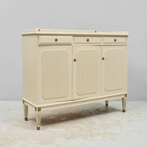Sideboard, Gustaviansk stil. Längd 138 cm. Djup 46 cm