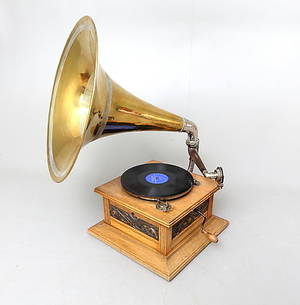 TRATTGRAMMOFON, Mässingstratt och fodral i ek, sekelskifte 181900-tal.