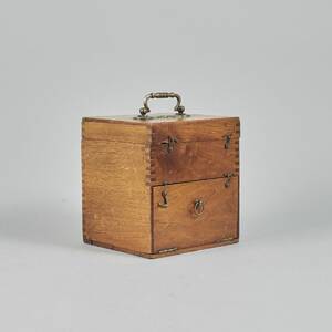 Telegraf, i schatull. Längd 17 cm. Djup 16 cm