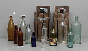 GLASFLASKOR, 13 st, 1900-talets mitt.