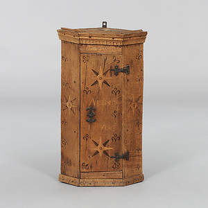 HÖRNHÄNGSKÅP, 1700-tal.