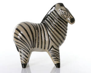 LISA LARSON, FIGURIN