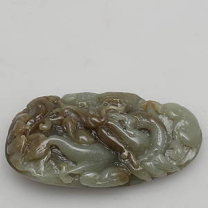AMULETT. Stenarbete. Troligen jade. Dekor av drake.