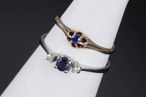 Wilhelm Volck og Kjeld Jacobsens Guldsmedje. To ringe af 14 kt. guld med syntetisk safir, spinel og diamanter 2