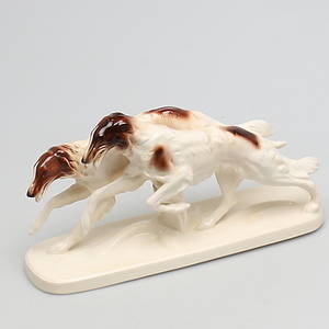 FIGURIN i porslin. Två borzoi. Stämplad K.