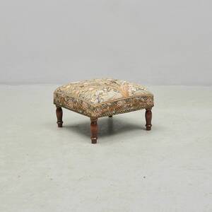 Fotpall, tyg William Morris. Längd 34 cm