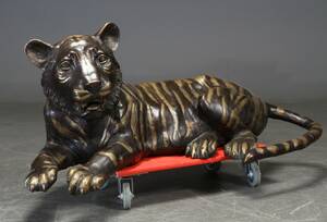 Figur i form af tiger af bronze