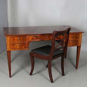 SKRIVBORD i engelsk stil med tillhörande sk Bellmanstol, 1900-talet.
