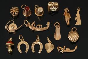 En samling vintage charms af guld 15