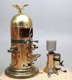 ESPRESSOMASKIN, Brasilia, Belle Epoque Italien, samt tillhörande kaffekvarn.