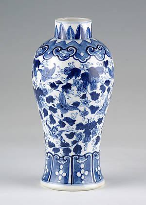 VASE, gemarkt. 19. Jahrhundert. China.