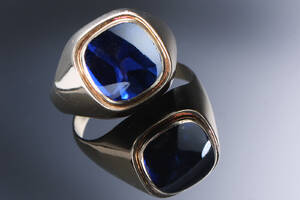 Aage Albing. Herrering af 14 kt. guld med syntetisk safir