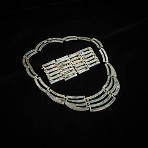 Halsband, armband örhängen. Silver och pärlemo