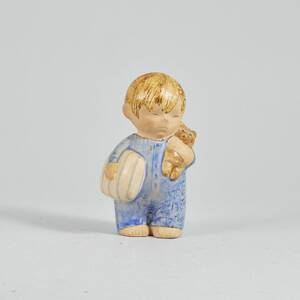 Skulptur, barn med nalle