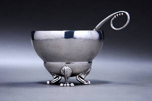 Georg Jensen. Magnolia skål af sølv, dessin 2B, anno 1908 samt marmeladesukkerske dessin nr. 1. 2