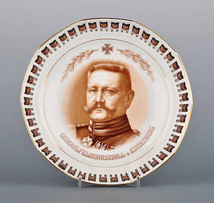 ANDENKENPORZELLAN. Patriotische Schale mit Band, Generalfeldmarschall v. Hindenburg.