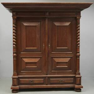 Skåp, Barockstil. Bredd 208 cm. Djup 89 cm. Höjd 212 cm