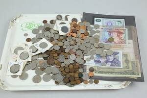 BRICKA med mynt och sedlar, bl.a. 500 kr