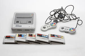 SPELKONSOL, SNSP-001A, 2 handkontroller, 5 spel, Super Nintendo.