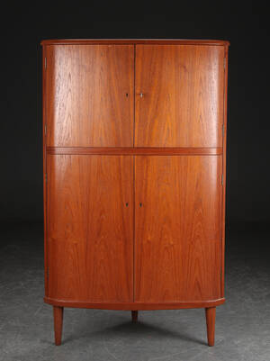 Arne Hovmand-Olsen. Hjørneskab af teak, 1960erne