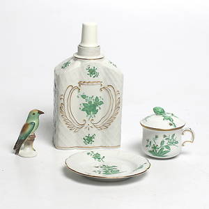 TEFLASKA, CRÉMEKOPP med FAT samt FIGURIN, 4 delar porslin, Chinese Bouquet grön, Herend, Ungern. 1900-talets mitt.