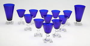 GLASSERVIS, 181900-tal, 13 delar, blå kupa med fyrkantig fot.