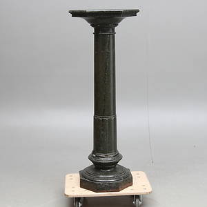 PIEDESTAL, grön serpentinsten, 1800-tal.